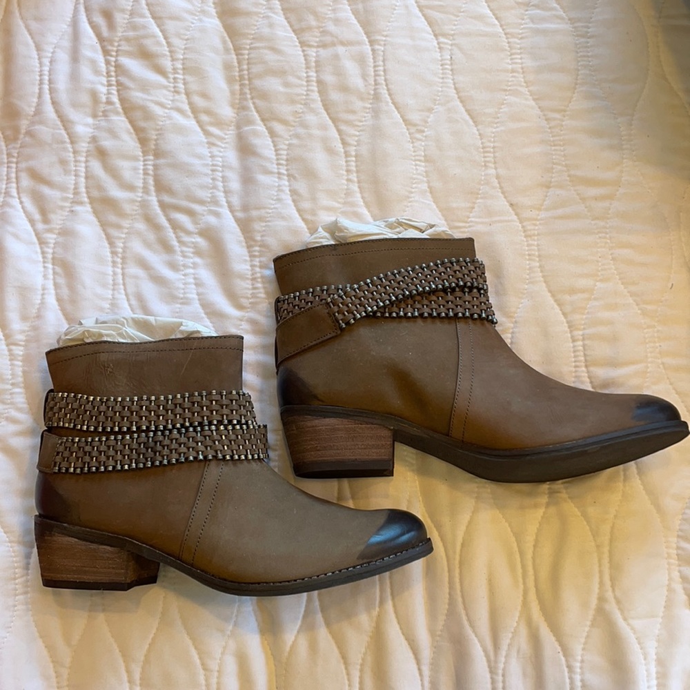 Matisse brown leather booties, new in box